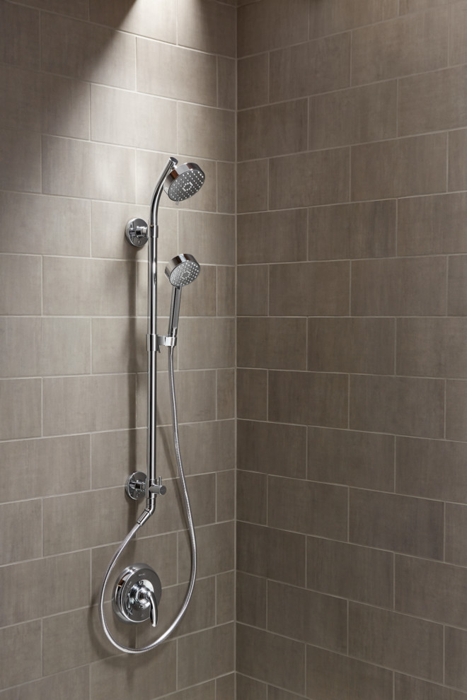 Ejemplo de cuarto de baño actual con baldosas y/o azulejos marrones y baldosas y/o azulejos de porcelana