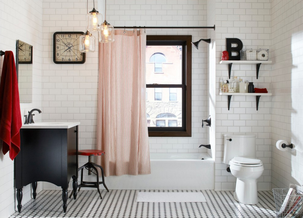 Inredning av ett modernt stort badrum med dusch, med släta luckor, svarta skåp, ett badkar i en alkov, en dusch/badkar-kombination, en toalettstol med hel cisternkåpa, vit kakel, tunnelbanekakel, vita väggar, klinkergolv i porslin, ett undermonterad handfat, bänkskiva i kvarts, flerfärgat golv och dusch med duschdraperi