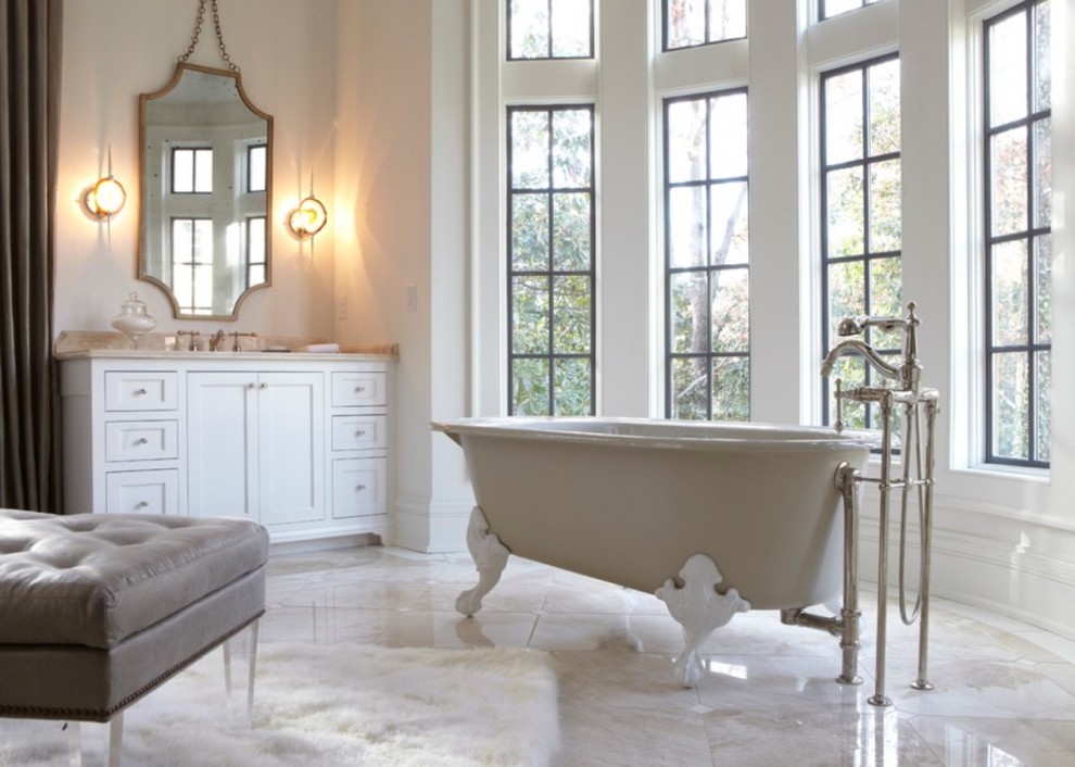 Esempio di una stanza da bagno padronale stile shabby con ante in stile shaker, ante bianche, vasca freestanding, pareti bianche, lavabo sottopiano, top in granito e pavimento beige