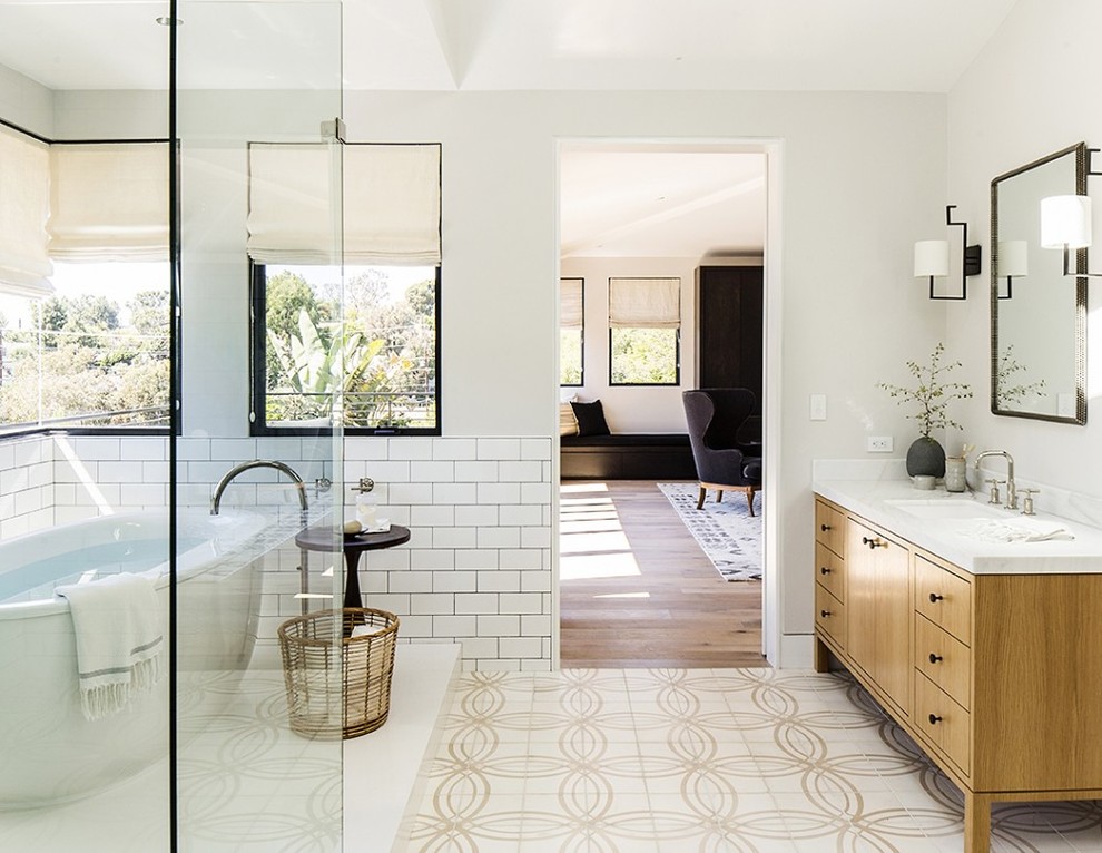 Пример оригинального дизайна: ванная комната в современном стиле с фартуком