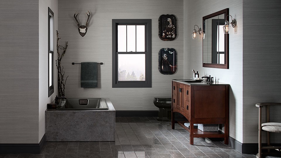 Esempio di una stanza da bagno padronale rustica di medie dimensioni con consolle stile comò, ante in legno scuro, vasca da incasso, WC a due pezzi, pareti grigie, pavimento con piastrelle in ceramica e lavabo sottopiano
