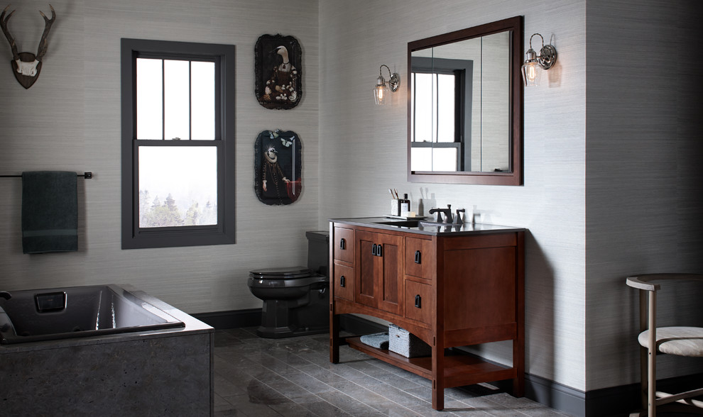 Ejemplo de cuarto de baño rectangular de estilo americano grande con lavabo integrado, bañera encastrada y sanitario de una pieza