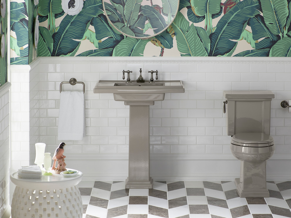 ミネアポリスにある高級な中くらいなトロピカルスタイルのおしゃれなバスルーム (浴槽なし) (分離型トイレ、グレーのタイル、白いタイル、石タイル、大理石の床、人工大理石カウンター、マルチカラーの壁、一体型シンク) の写真
