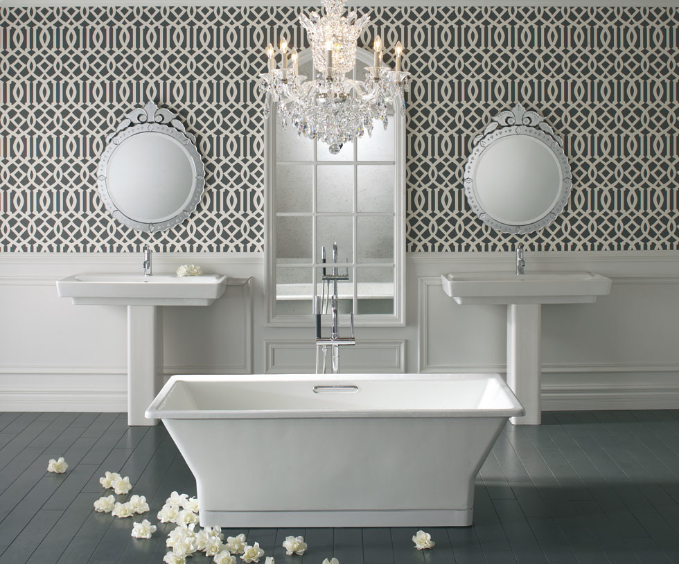 Diseño de cuarto de baño principal tradicional renovado de tamaño medio con sanitario de una pieza, paredes blancas, lavabo con pedestal, bañera exenta, suelo de madera pintada y suelo gris
