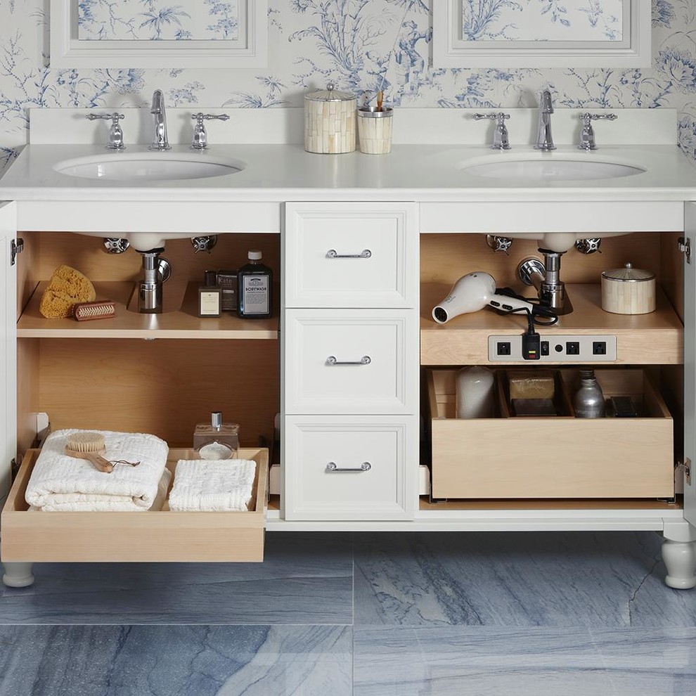 Klassisk inredning av ett mellanstort en-suite badrum, med luckor med infälld panel, vita skåp, flerfärgade väggar, klinkergolv i keramik, ett undermonterad handfat och bänkskiva i kvarts