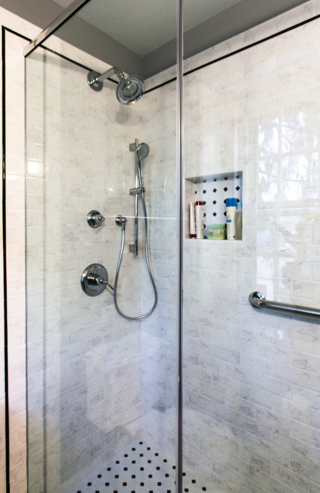 Пример оригинального дизайна: маленькая главная ванная комната в классическом стиле с угловым душем, раздельным унитазом, белой плиткой, плиткой кабанчик, серыми стенами, мраморным полом, раковиной с пьедесталом, серым полом, душем с распашными дверями и белой столешницей для на участке и в саду