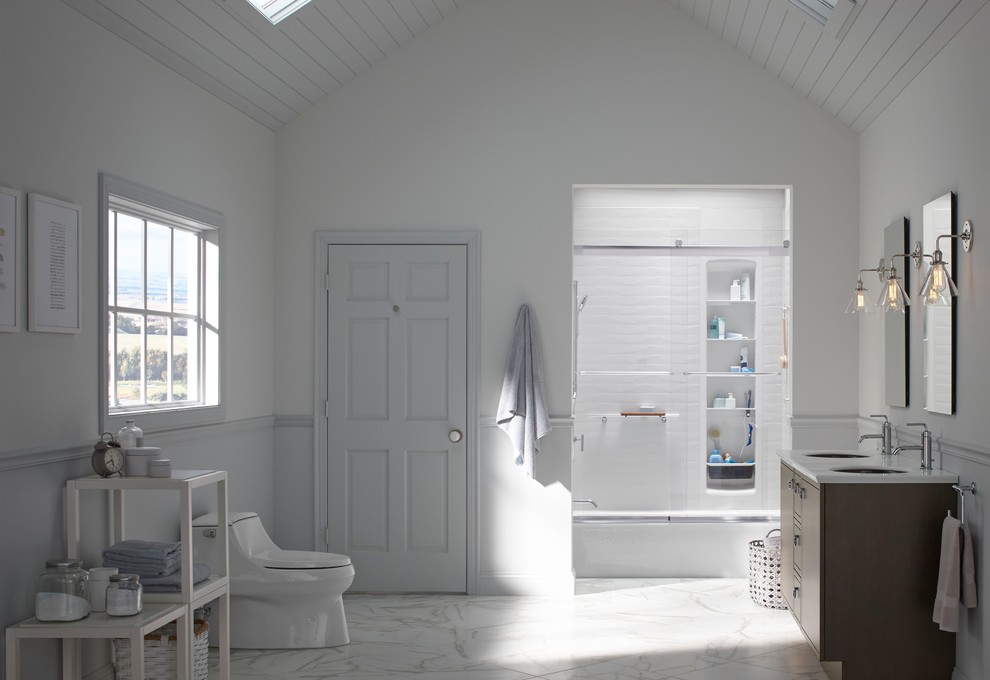 Inspiration pour une salle de bain principale design en bois foncé de taille moyenne avec un placard à porte plane, une douche d'angle, WC à poser, des carreaux de céramique, un mur blanc, un sol en marbre, un lavabo posé, une baignoire posée, un carrelage blanc, un plan de toilette en marbre, un sol blanc et une cabine de douche à porte coulissante.