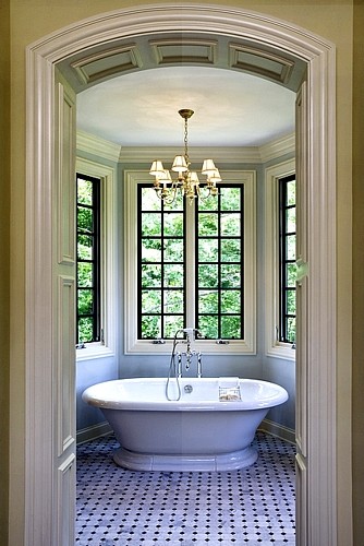 Foto på ett mycket stort vintage en-suite badrum, med ett fristående badkar, svart och vit kakel, stenkakel, beige väggar och marmorgolv