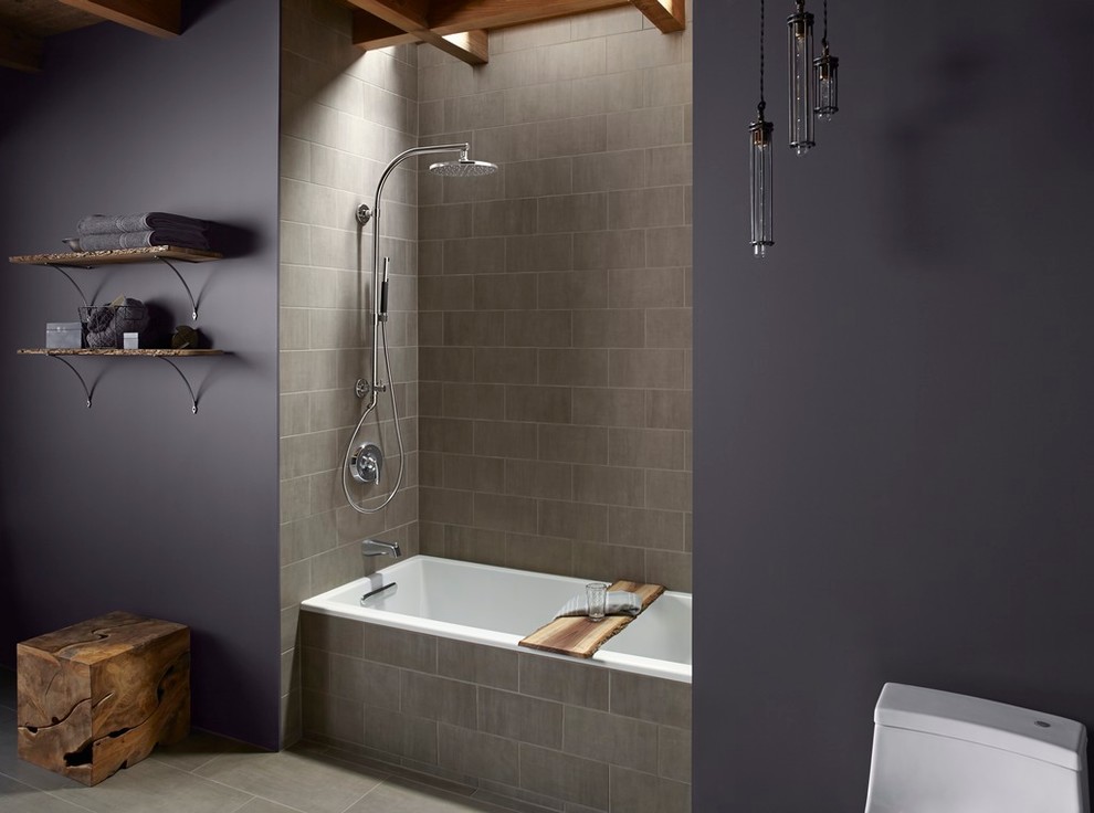 Aménagement d'une salle de bain principale moderne de taille moyenne avec une baignoire d'angle, un combiné douche/baignoire, un carrelage gris, des carreaux de porcelaine, un mur bleu et un sol en carrelage de porcelaine.