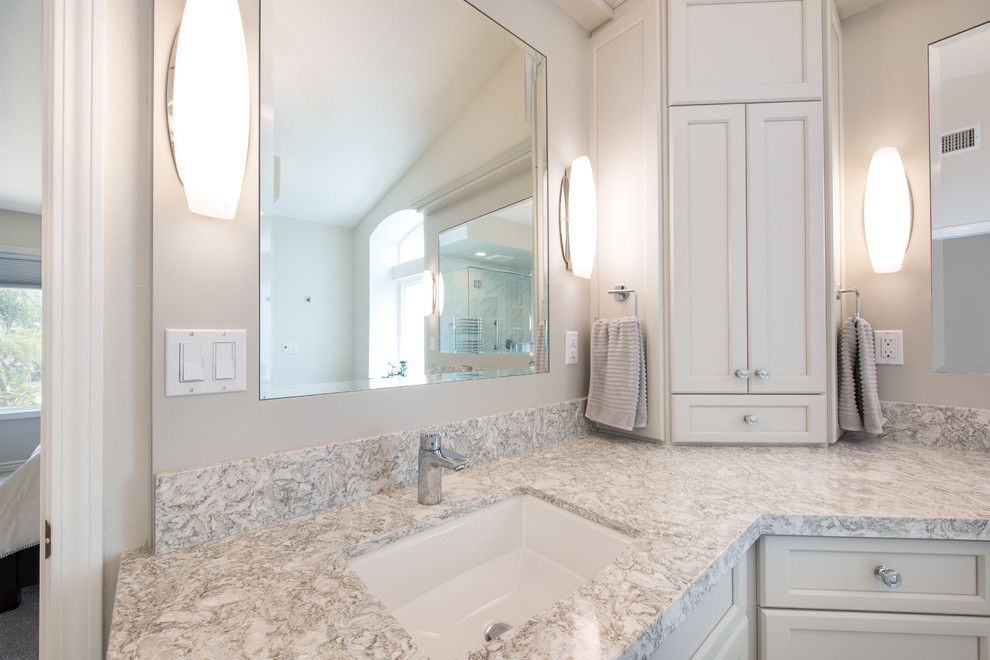 Стильный дизайн: главная ванная комната среднего размера в современном стиле с плоскими фасадами, белыми фасадами, угловым душем, унитазом-моноблоком, белой плиткой, керамогранитной плиткой, белыми стенами, полом из керамогранита, врезной раковиной, столешницей из искусственного кварца и белым полом - последний тренд