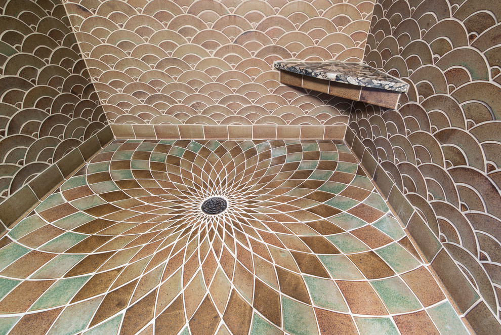 Inredning av ett klassiskt en-suite badrum, med keramikplattor och klinkergolv i keramik