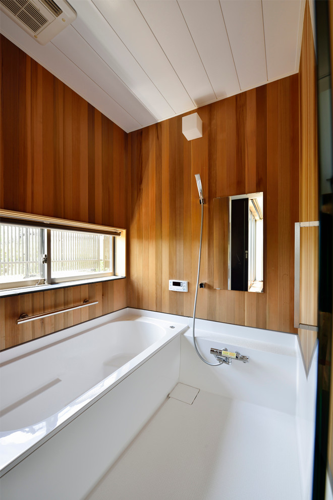 Свежая идея для дизайна: главная ванная комната в современном стиле с коричневыми стенами, ванной в нише, душевой комнатой, белым полом и открытым душем - отличное фото интерьера