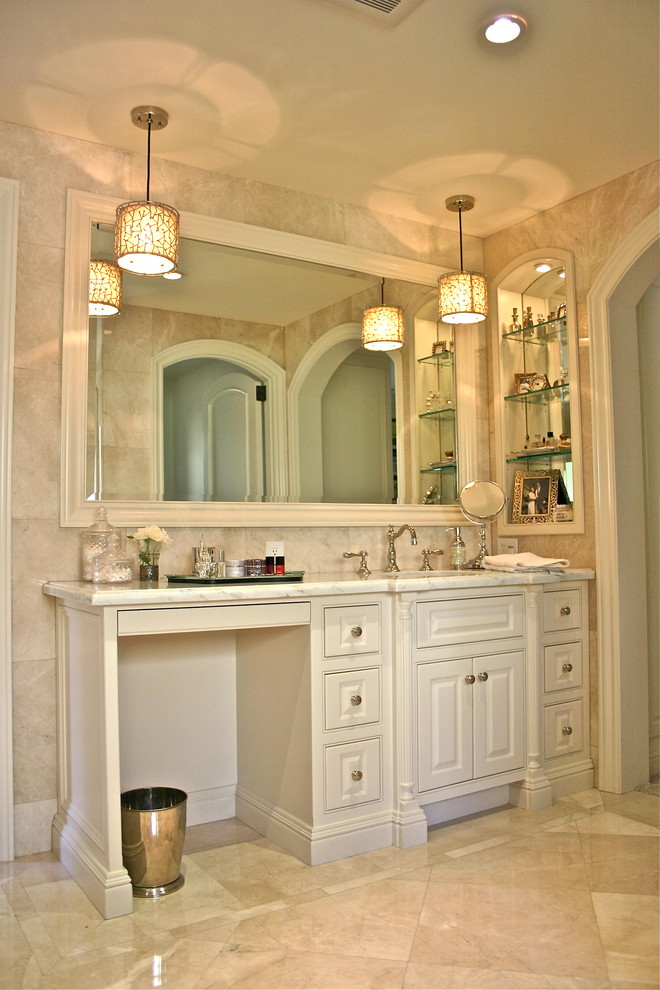 Пример оригинального дизайна: большая главная ванная комната в классическом стиле с фасадами с выступающей филенкой, белыми фасадами, унитазом-моноблоком, белой плиткой, мраморной плиткой, бежевыми стенами, мраморным полом, врезной раковиной, мраморной столешницей, бежевым полом, угловым душем, душем с распашными дверями и отдельно стоящей ванной