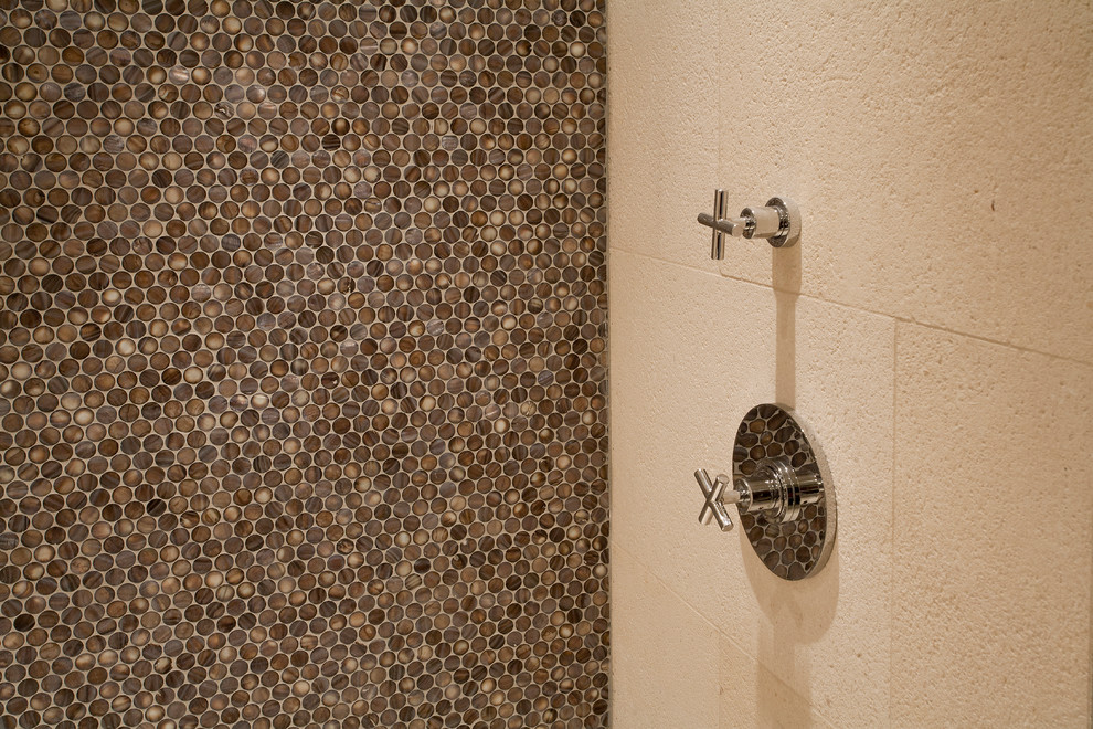 Aménagement d'une salle de bain contemporaine avec un carrelage marron et mosaïque.