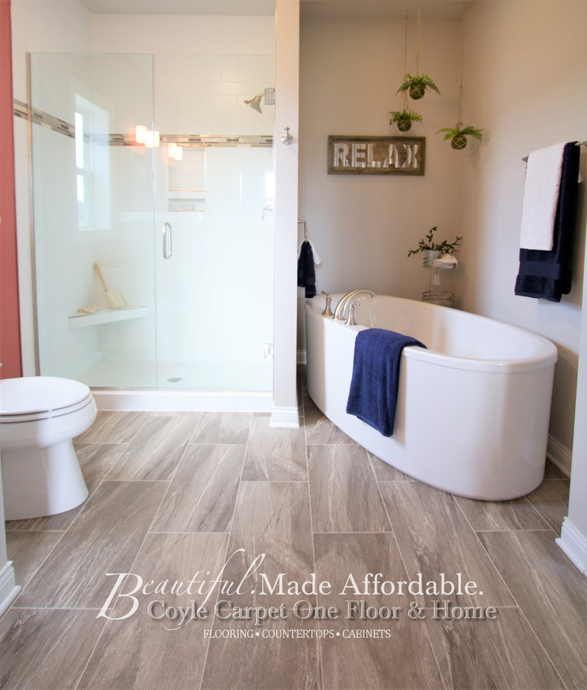Idéer för att renovera ett mellanstort funkis en-suite badrum, med ett fristående badkar, en hörndusch, en toalettstol med separat cisternkåpa, grå väggar, klinkergolv i keramik, brunt golv och dusch med gångjärnsdörr