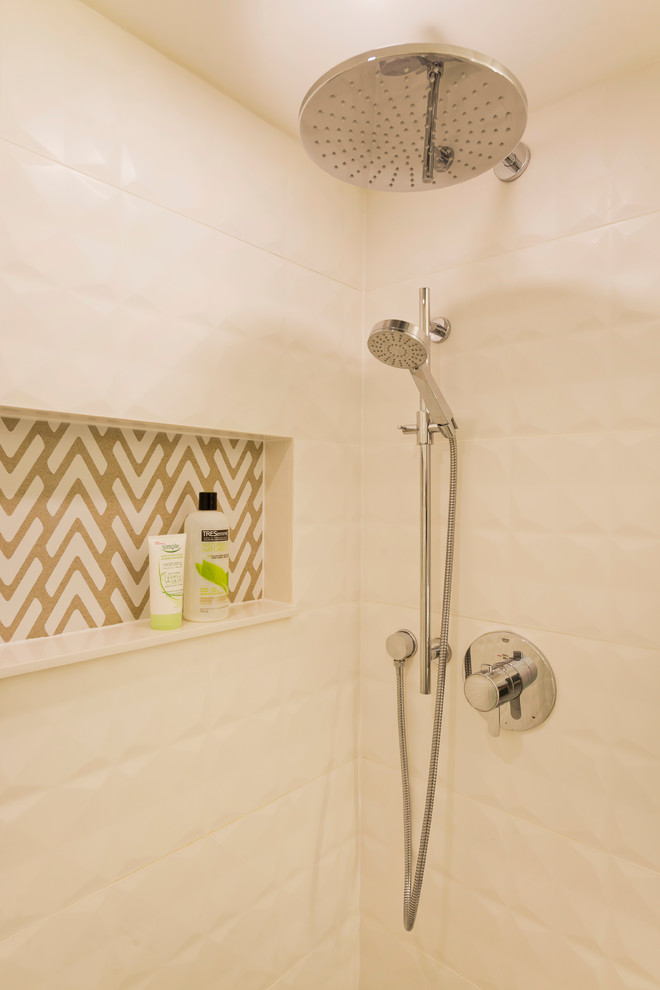 Источник вдохновения для домашнего уюта: ванная комната среднего размера в современном стиле с плоскими фасадами, светлыми деревянными фасадами, двойным душем, унитазом-моноблоком, белой плиткой, керамогранитной плиткой, белыми стенами, полом из керамогранита, душевой кабиной, настольной раковиной и столешницей из искусственного кварца