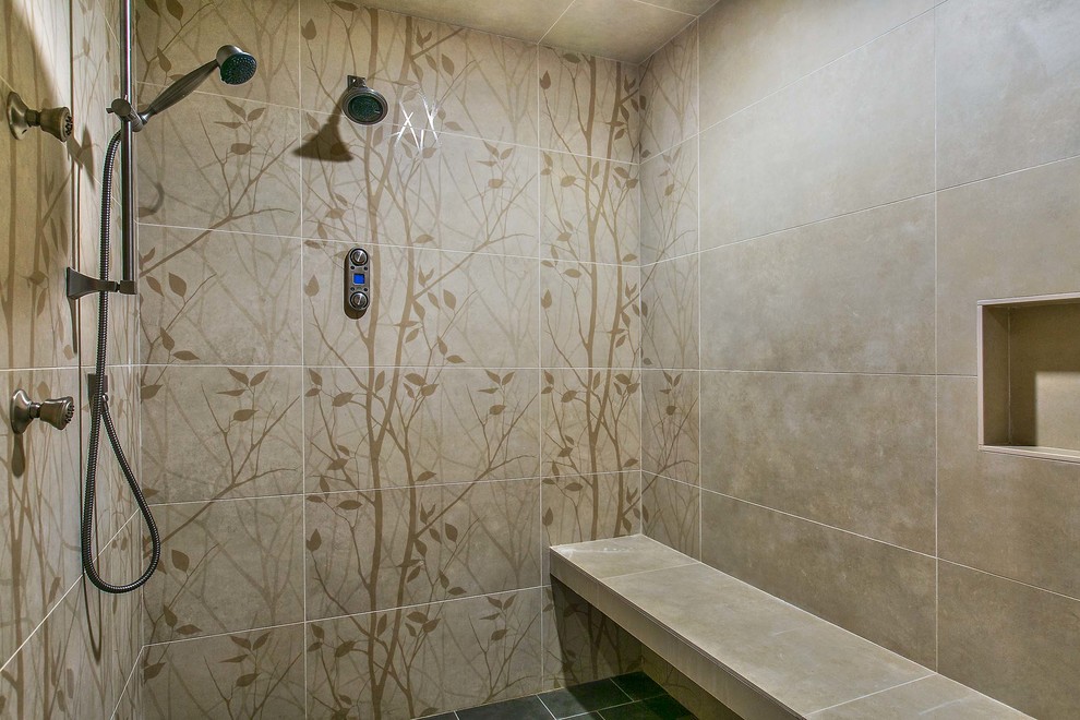 Источник вдохновения для домашнего уюта: ванная комната в стиле неоклассика (современная классика) с фасадами в стиле шейкер, столешницей из бетона, отдельно стоящей ванной, двойным душем, унитазом-моноблоком, бежевой плиткой и керамогранитной плиткой