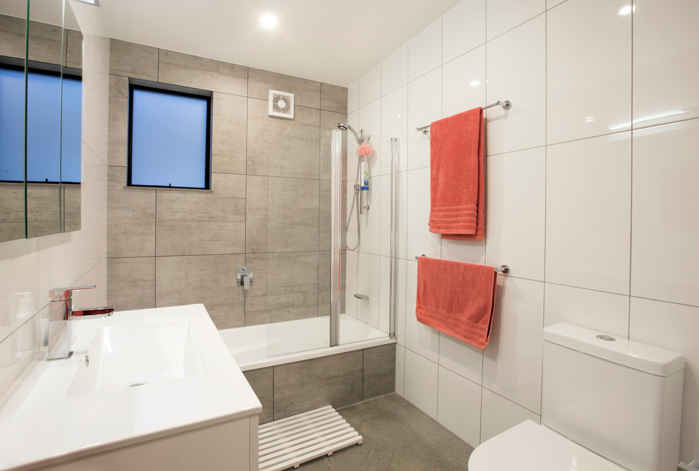Ejemplo de cuarto de baño principal actual pequeño con armarios con paneles empotrados
