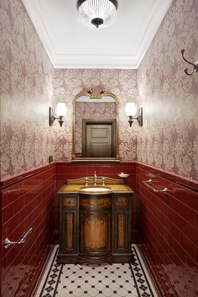 Idéer för ett litet klassiskt badrum, med skåp i mörkt trä, klinkergolv i keramik, röd kakel, röda väggar och ett undermonterad handfat