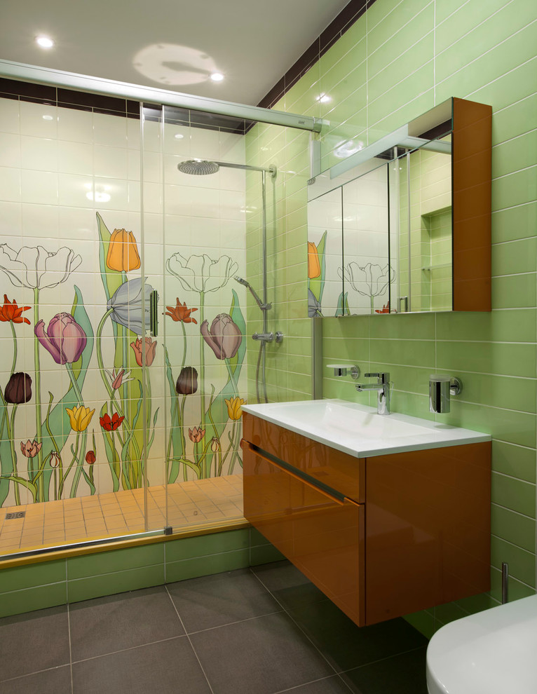 Inspiration för ett litet funkis badrum, med ett integrerad handfat, orange skåp, bänkskiva i kvartsit, vit kakel, grön kakel, keramikplattor, gröna väggar, klinkergolv i keramik och en dusch i en alkov