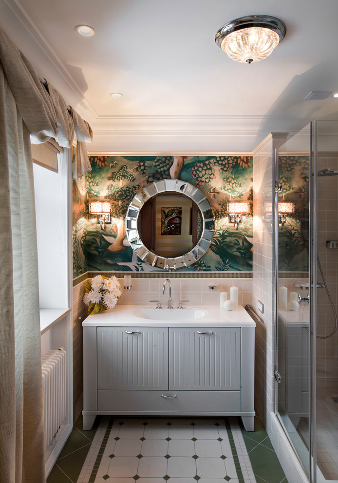 モスクワにある高級な小さなトラディショナルスタイルのおしゃれなバスルーム (浴槽なし) (一体型シンク、フラットパネル扉のキャビネット、珪岩の洗面台、コーナー設置型シャワー、セラミックタイル、マルチカラーの壁、セラミックタイルの床、白いキャビネット、白いタイル、緑のタイル) の写真