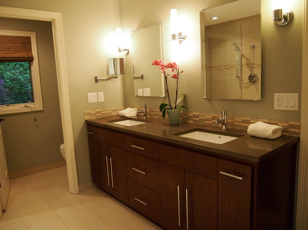 Immagine di una stanza da bagno padronale design di medie dimensioni con ante in legno bruno, vasca freestanding, doccia ad angolo e pareti verdi