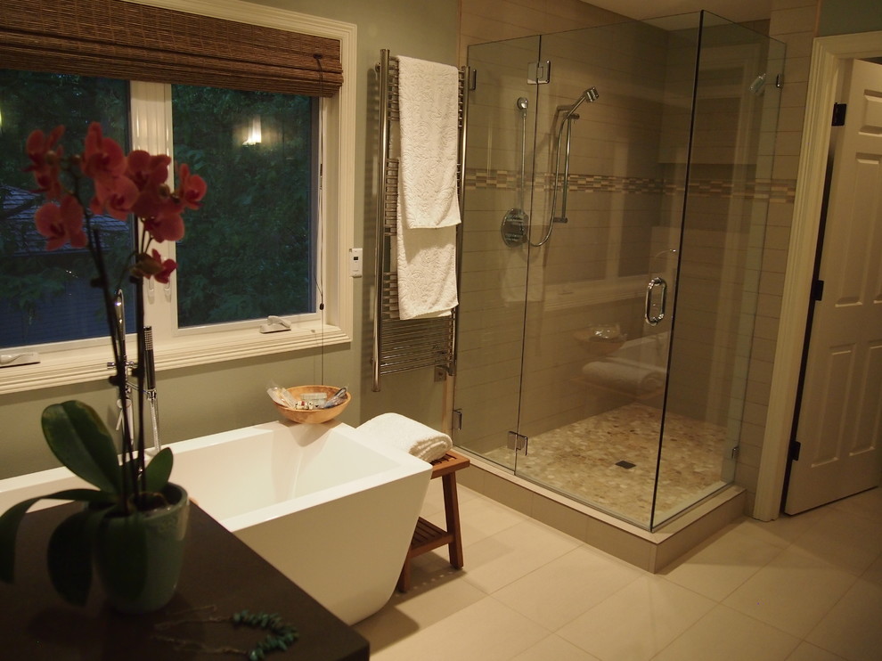 Foto di una stanza da bagno padronale contemporanea di medie dimensioni con ante in legno bruno, vasca freestanding, doccia ad angolo e pareti verdi