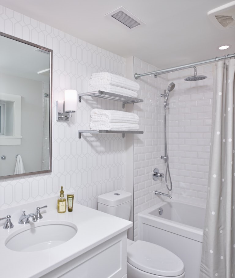Источник вдохновения для домашнего уюта: ванная комната среднего размера в стиле модернизм с фасадами в стиле шейкер, белыми фасадами, ванной в нише, душем над ванной, унитазом-моноблоком, белой плиткой, белыми стенами, врезной раковиной, разноцветным полом, шторкой для ванной и белой столешницей