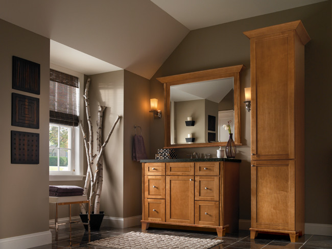 Идея дизайна: главная ванная комната в современном стиле с фасадами с утопленной филенкой и серой плиткой