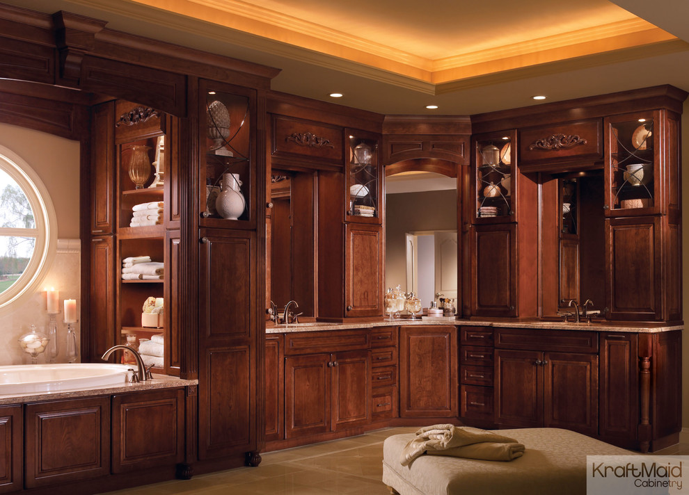 Свежая идея для дизайна: огромная главная ванная комната в классическом стиле с фасадами с выступающей филенкой и темными деревянными фасадами - отличное фото интерьера