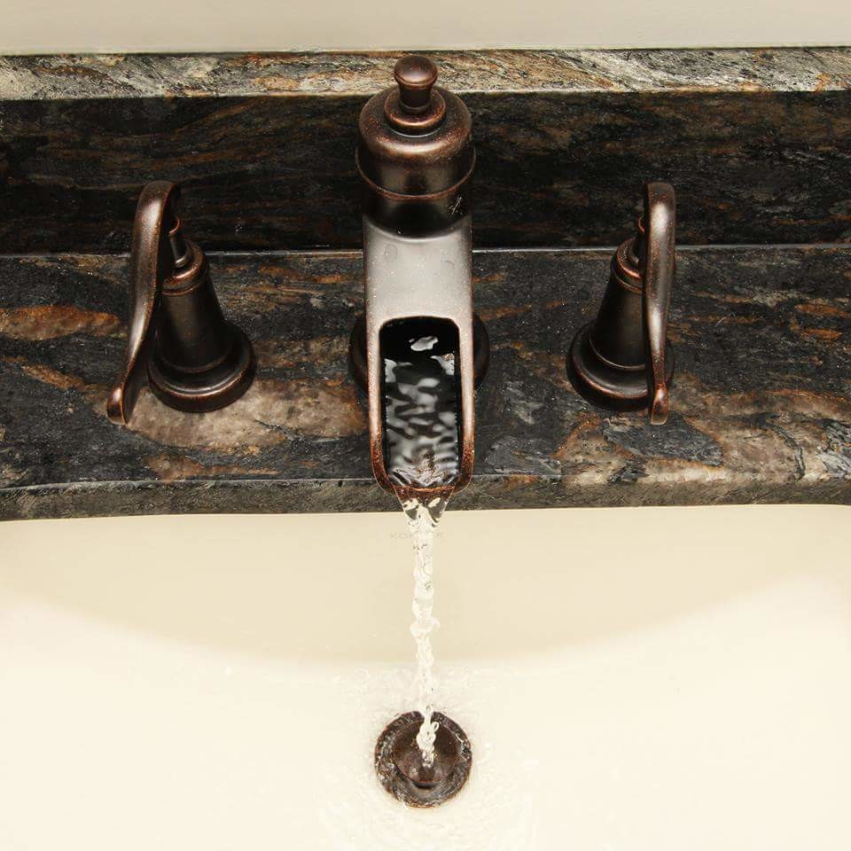 Exempel på ett mellanstort rustikt badrum med dusch, med ett undermonterad handfat, släta luckor, skåp i mörkt trä, granitbänkskiva, en dusch/badkar-kombination, en toalettstol med separat cisternkåpa, grå kakel, porslinskakel, grå väggar och klinkergolv i porslin