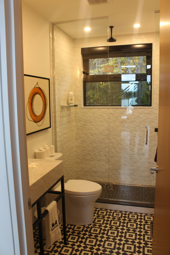 На фото: маленькая ванная комната в стиле неоклассика (современная классика) с открытыми фасадами, искусственно-состаренными фасадами, угловым душем, унитазом-моноблоком, керамической плиткой, белыми стенами, полом из мозаичной плитки, душевой кабиной, консольной раковиной, столешницей из дерева, серым полом, душем с распашными дверями, разноцветной столешницей, тумбой под одну раковину и напольной тумбой для на участке и в саду