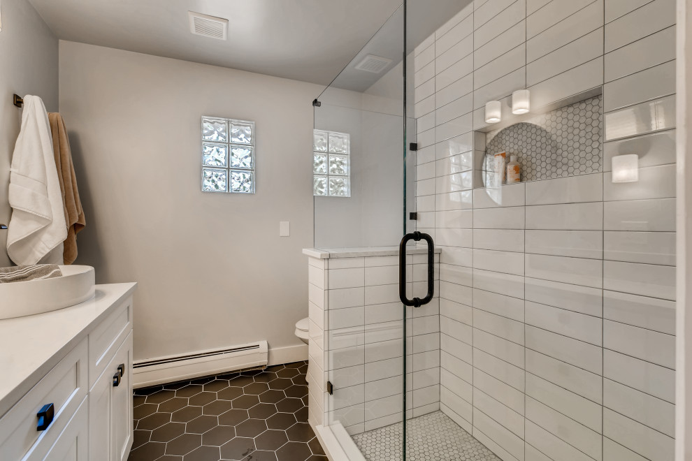 Источник вдохновения для домашнего уюта: главная ванная комната среднего размера в стиле кантри с фасадами в стиле шейкер, белыми фасадами, двойным душем, раздельным унитазом, белой плиткой, плиткой кабанчик, серыми стенами, полом из керамогранита, настольной раковиной, столешницей из искусственного кварца, черным полом, душем с распашными дверями, белой столешницей, нишей, тумбой под две раковины и встроенной тумбой