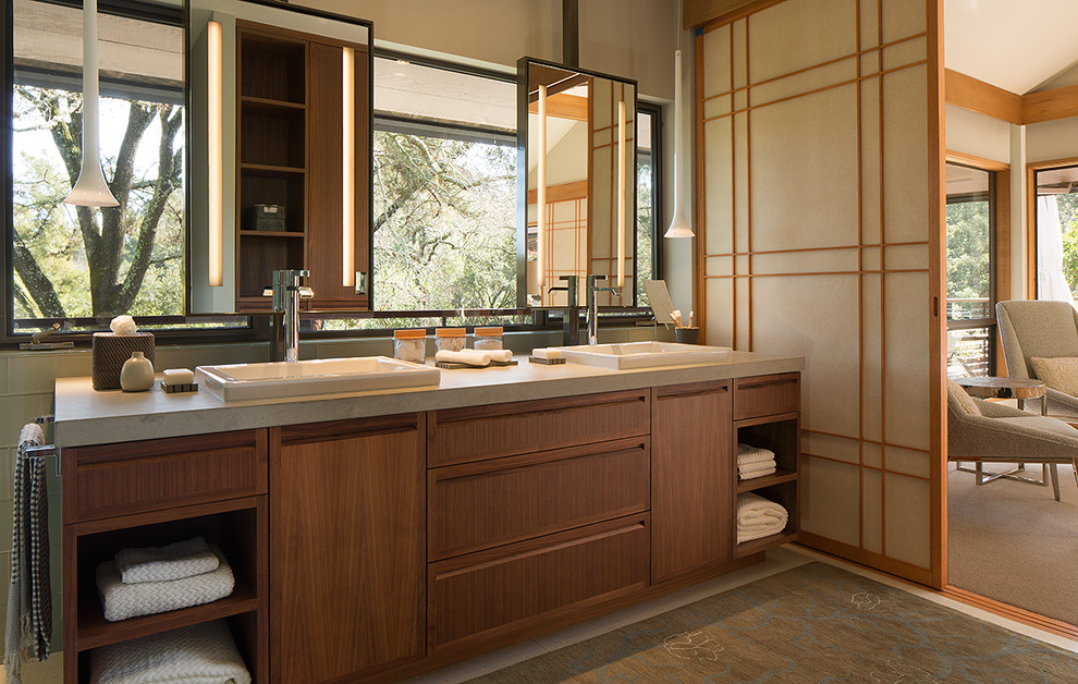 Cette photo montre une salle de bain asiatique en bois brun avec un lavabo posé, un placard à porte plane et une fenêtre.