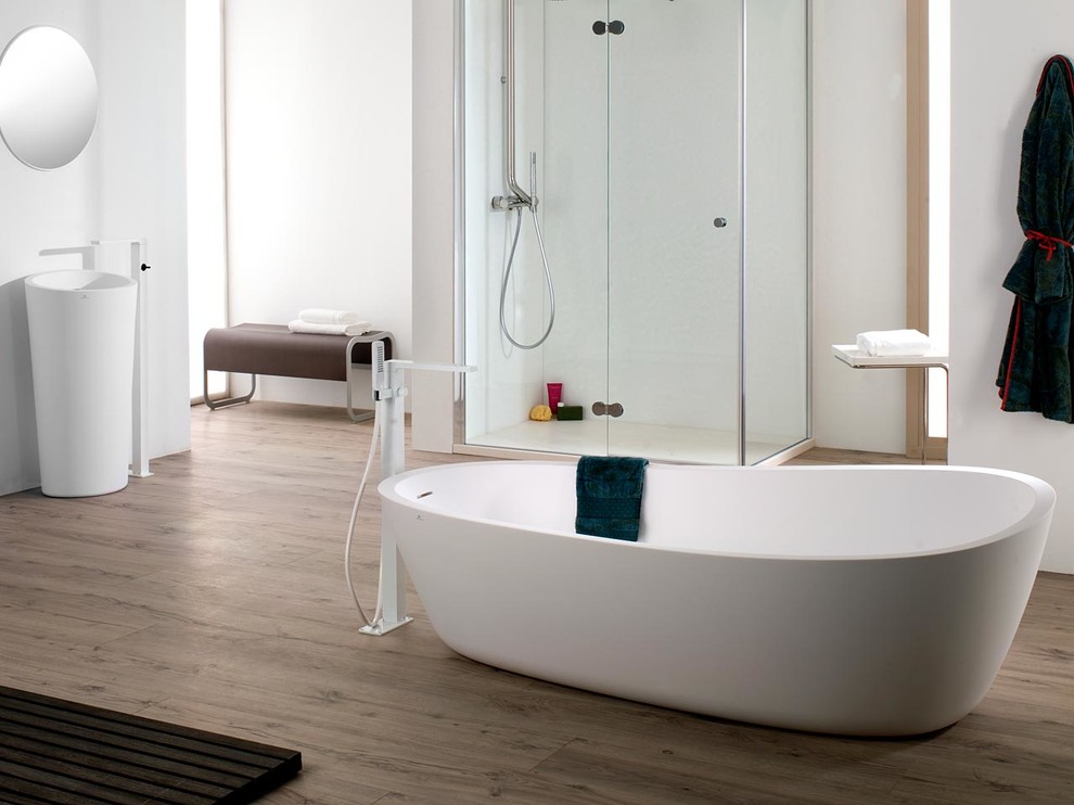 Foto de cuarto de baño actual con lavabo con pedestal, bañera exenta y paredes blancas