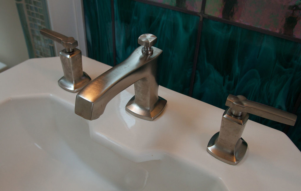 Imagen de cuarto de baño principal tradicional renovado de tamaño medio con combinación de ducha y bañera, baldosas y/o azulejos verdes, baldosas y/o azulejos en mosaico y suelo de baldosas de cerámica