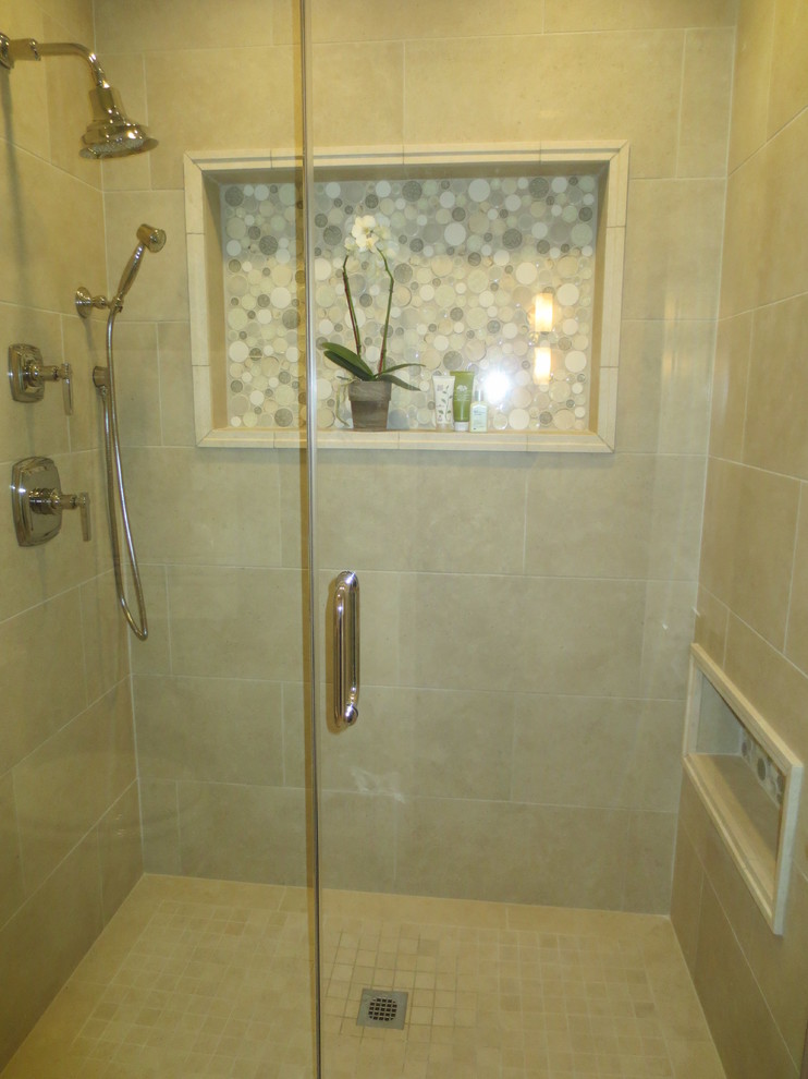 Réalisation d'une douche en alcôve tradition de taille moyenne avec un placard à porte shaker, des portes de placard blanches, un mur marron, un lavabo encastré et une cabine de douche à porte battante.