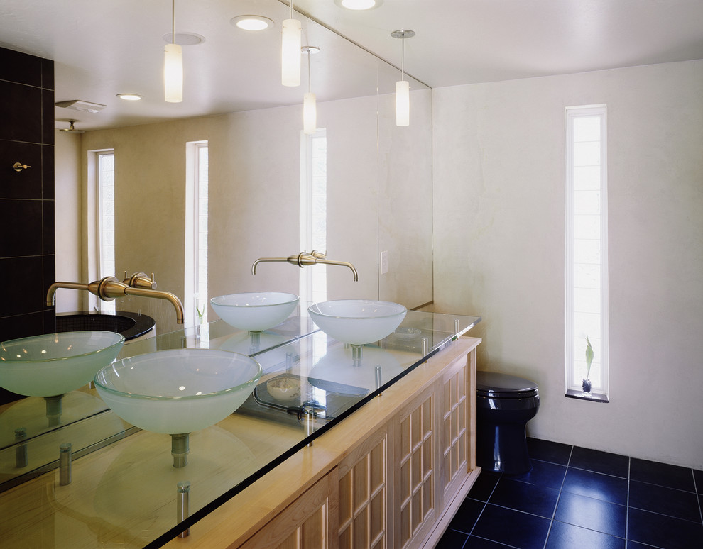Inspiration för ett funkis badrum, med bänkskiva i glas och ett fristående handfat