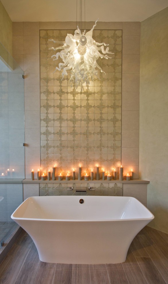Ispirazione per una stanza da bagno design con ante lisce, ante marroni e top in quarzo composito