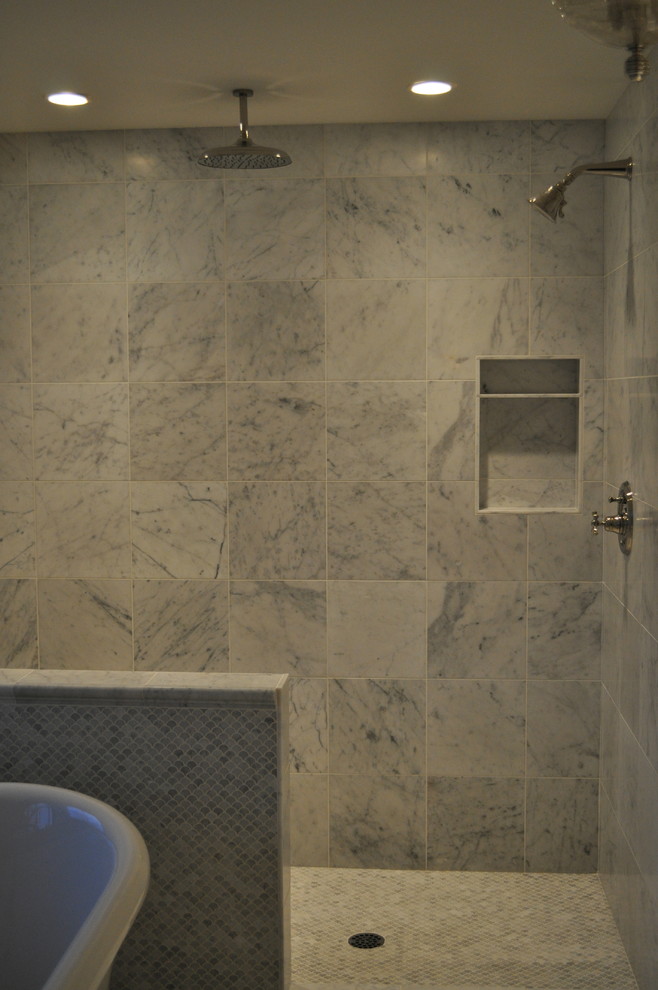Esempio di una stanza da bagno padronale minimal di medie dimensioni con vasca freestanding, zona vasca/doccia separata, piastrelle grigie, piastrelle a mosaico, pareti bianche, pavimento in marmo, pavimento bianco e porta doccia a battente