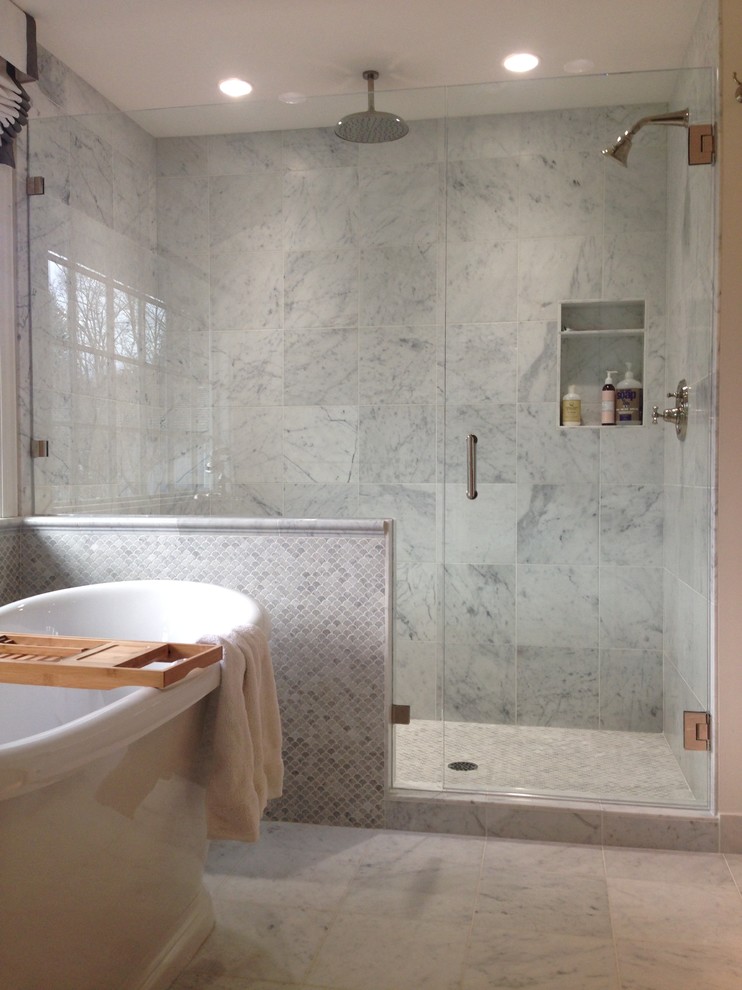 Immagine di una stanza da bagno padronale contemporanea di medie dimensioni con vasca freestanding, zona vasca/doccia separata, piastrelle grigie, piastrelle a mosaico, pareti bianche, pavimento in marmo, pavimento bianco e porta doccia a battente