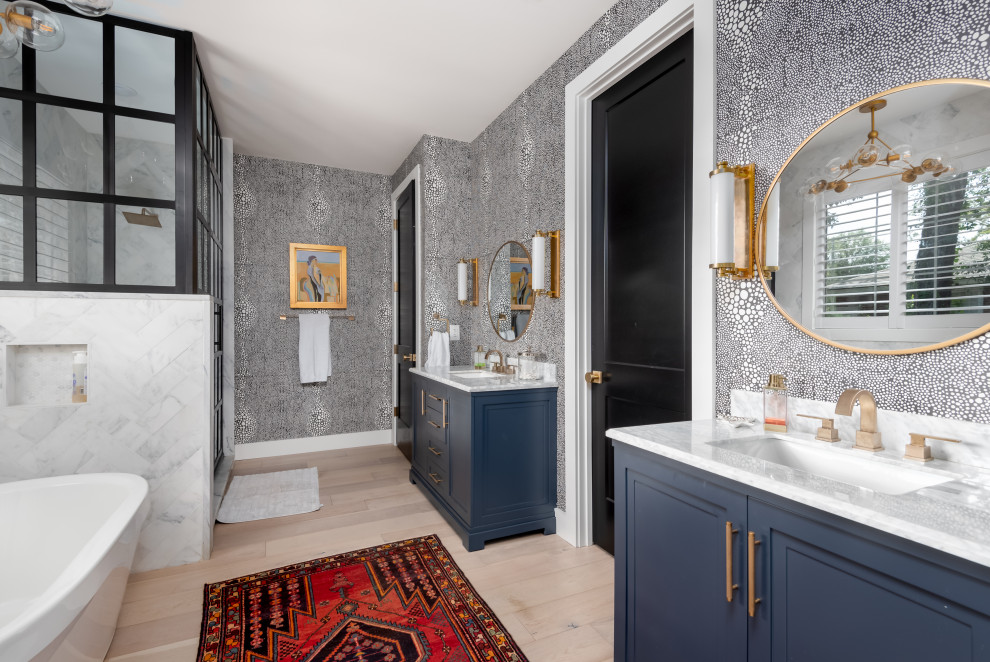 Inredning av ett klassiskt stort vit vitt en-suite badrum, med blå skåp, ett fristående badkar, en dusch i en alkov, beige väggar, klinkergolv i porslin, ett undermonterad handfat, vitt golv, dusch med gångjärnsdörr och luckor med infälld panel