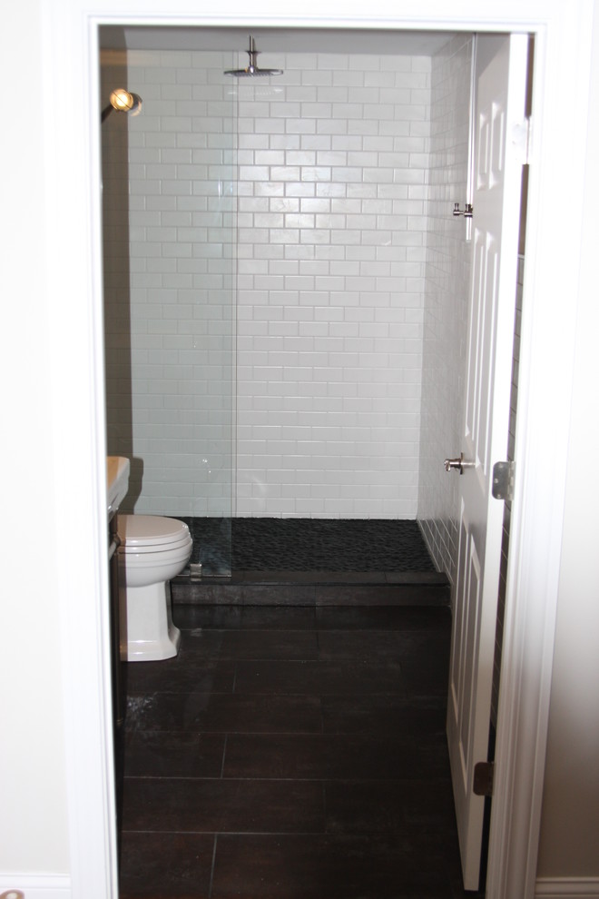 Example of a cottage bathroom design in Chicago