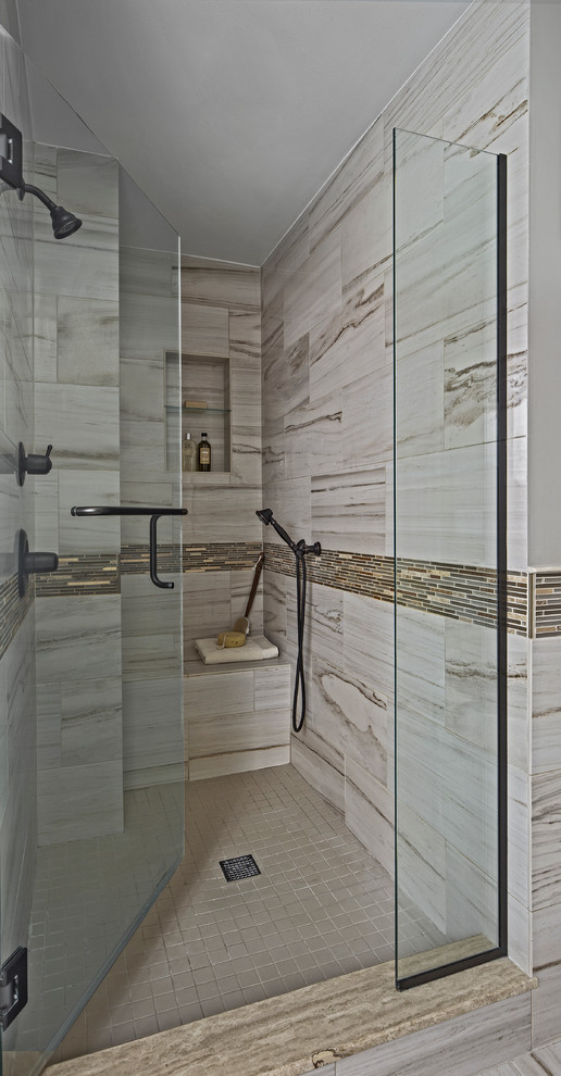 Пример оригинального дизайна: большая главная ванная комната в стиле неоклассика (современная классика) с фасадами с утопленной филенкой, белыми фасадами, разноцветной плиткой, серыми стенами, врезной раковиной и столешницей из искусственного камня