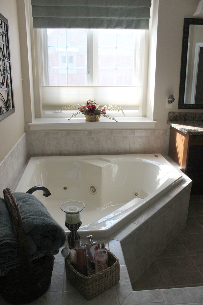 Idéer för ett stort klassiskt en-suite badrum, med luckor med upphöjd panel, skåp i mellenmörkt trä, en jacuzzi, en hörndusch, beige väggar och klinkergolv i keramik