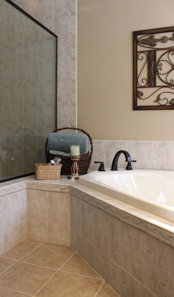Foto på ett stort vintage en-suite badrum, med luckor med upphöjd panel, skåp i mellenmörkt trä, en jacuzzi, en hörndusch, beige väggar och klinkergolv i keramik
