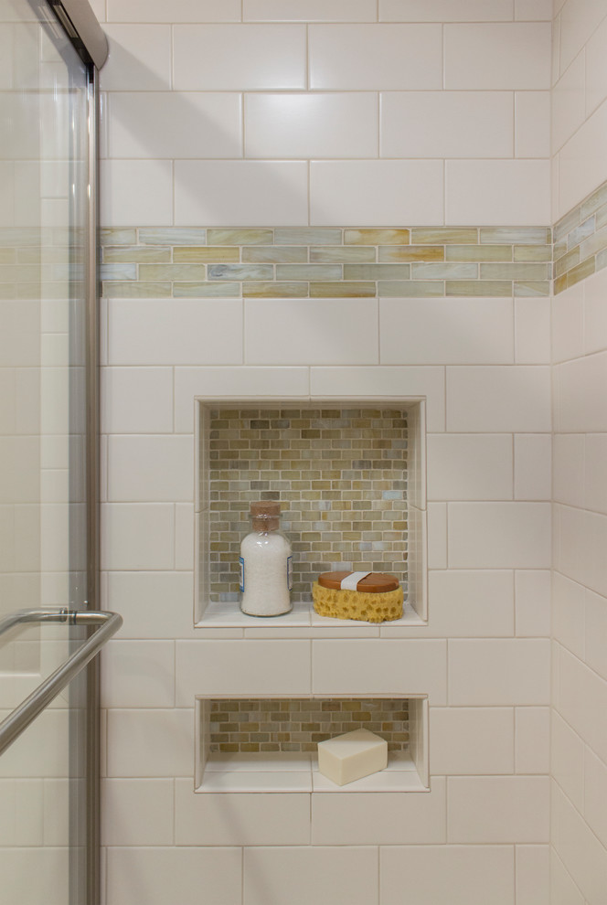 На фото: маленькая ванная комната в классическом стиле с фасадами с выступающей филенкой, белыми фасадами, столешницей из гранита, душем над ванной, раздельным унитазом, бежевой плиткой и бежевыми стенами для на участке и в саду с