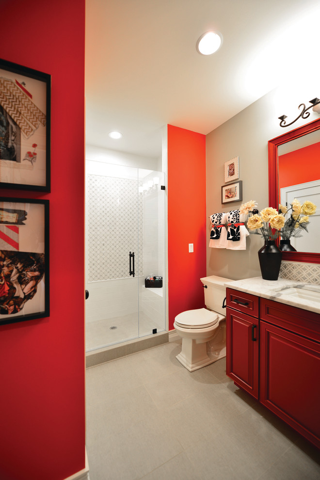 Foto di una stanza da bagno con doccia classica di medie dimensioni con lavabo sottopiano, ante rosse, top in granito, doccia aperta, piastrelle grigie, piastrelle in ceramica e pareti grigie
