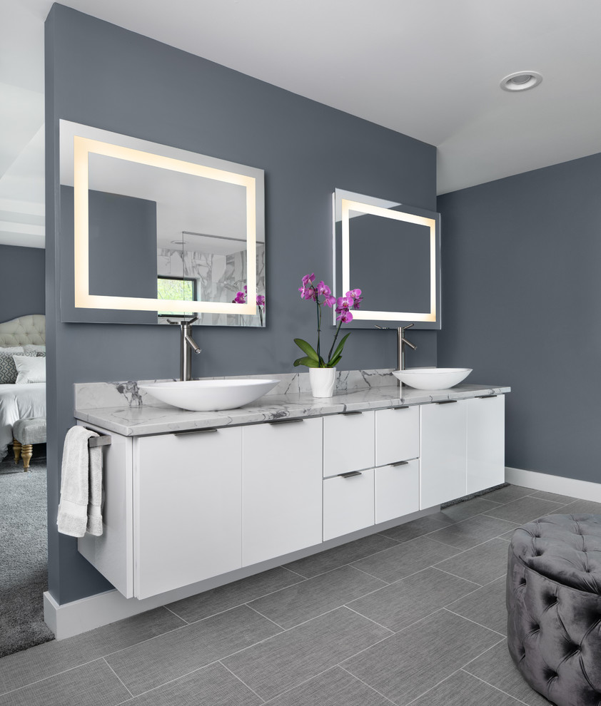 Стильный дизайн: большая главная ванная комната в стиле неоклассика (современная классика) с плоскими фасадами, белыми фасадами, серой плиткой, серыми стенами, настольной раковиной, серым полом и серой столешницей - последний тренд