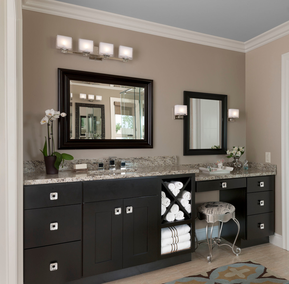 Großes Klassisches Badezimmer En Suite mit schwarzen Schränken, flächenbündigen Schrankfronten, Quarzwerkstein-Waschtisch, beiger Wandfarbe und Keramikboden in Sonstige